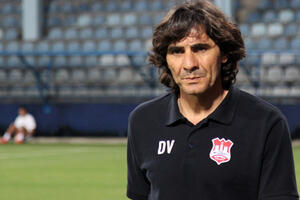 Dejan Vukićević na klupi Feronikeljija