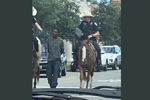 Teksaški policajci na konjima vodili kroz grad Afroamerikanca...