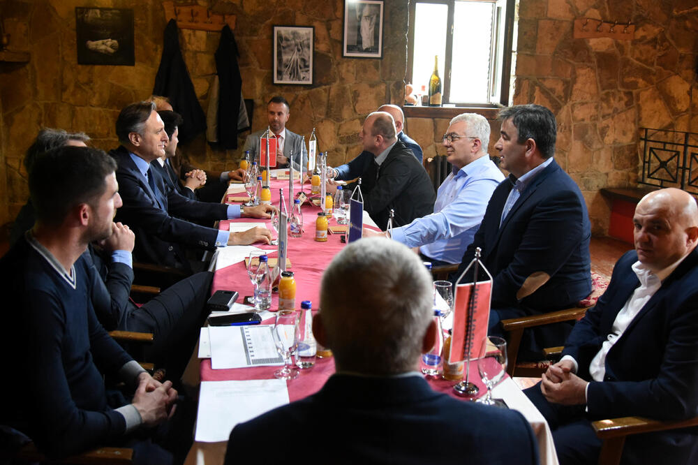 Sa prethodnog sastanka pokreta Odupri se i predstavnika opozicionih stranaka, Foto: Boris Pejović