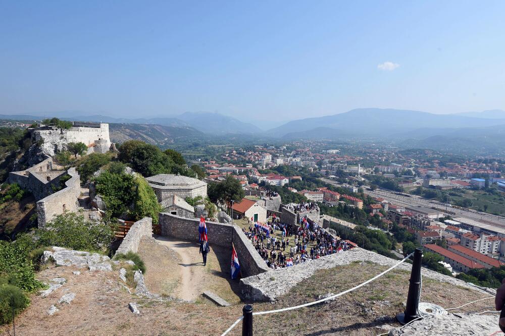 Opasan i vjetrić, a kamoli oluja: Kninska tvrđava, Foto: Betaphoto