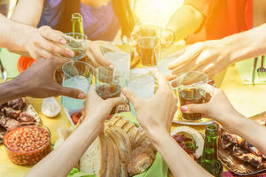 Nakon lude ljetnje žurke i previše alkohola: Napici koji pomažu