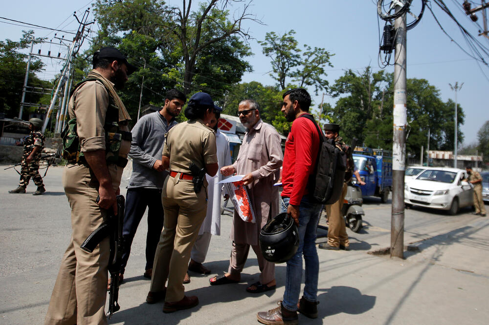 Indijska policija provjerava dokumenta građanima u Šrinagaru, Foto: Reuters