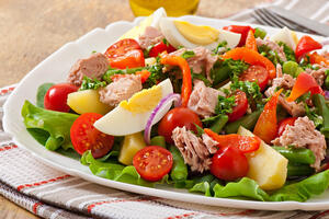 Služi se ohlađena: Salata s krompirom, jajima i tunjevinom