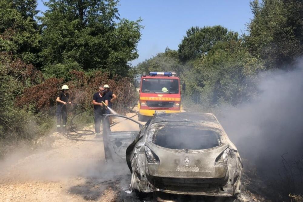 Vatrogasci gase podmetnuti požar na automobilu, Foto: Suzana Ganić