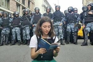 Ruska "Tjenanmen tinejdžerka" protestovala ispred policijskog...