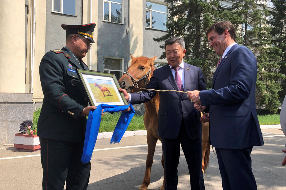 Esper dobio konja na poklon, Foto: Reuters