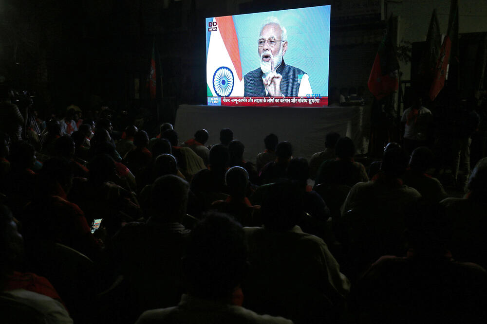 Ljudi u Indiji gledaju na televiziji obraćanje Modija, Foto: Reuters