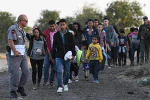 Najmanje 40.000 migranata na granici SAD i Meksika