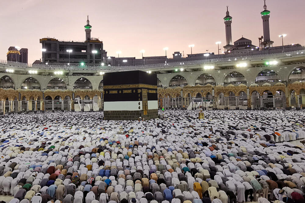 Muslimani se mole u džamiji u Meki, Foto: Reuters