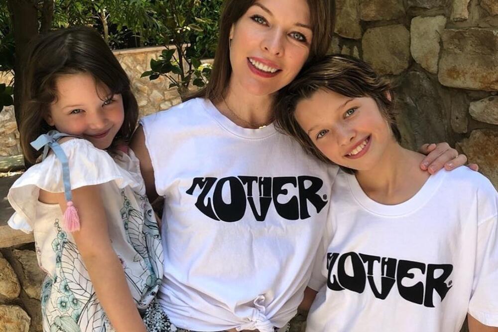 Mila sa kćerkama, Foto: Instagram