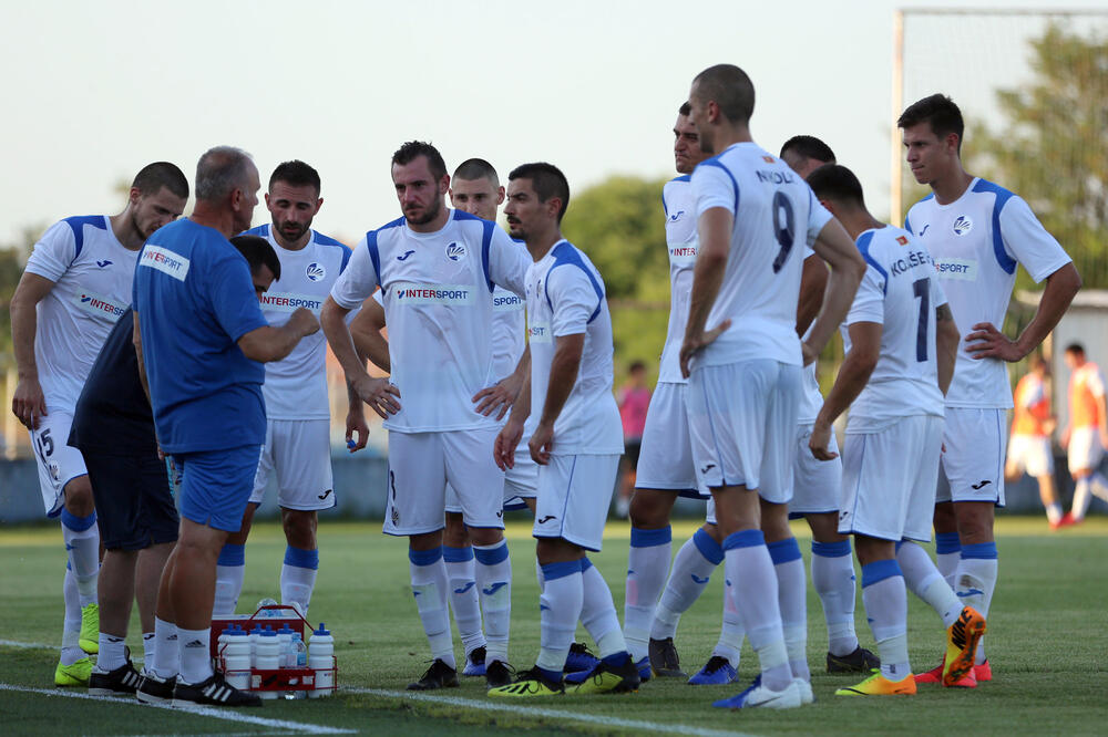 Trener Sutjeske Rakojević i fudbaleri tokom današnjeg meča sa Zetom, Foto: Filip Roganović