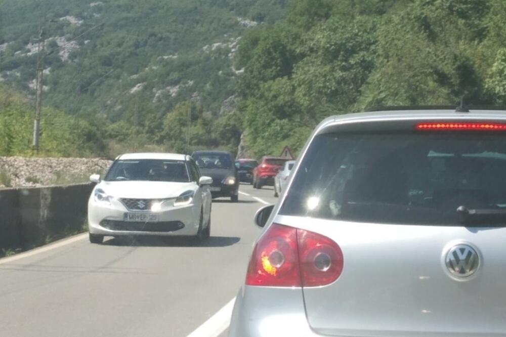 Kolona ka moru, Foto: Čitalac "Vijesti"