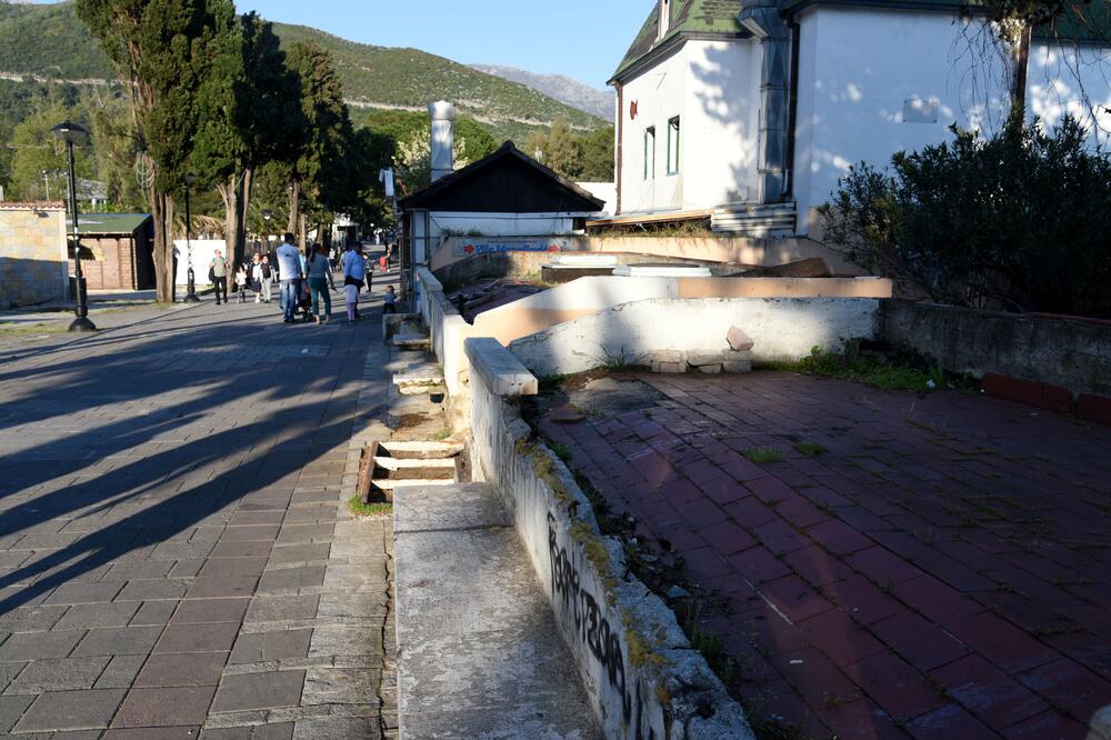 Budvansko šetalište uoči uklanjanja privremenih objekata, Foto: Boris Pejović