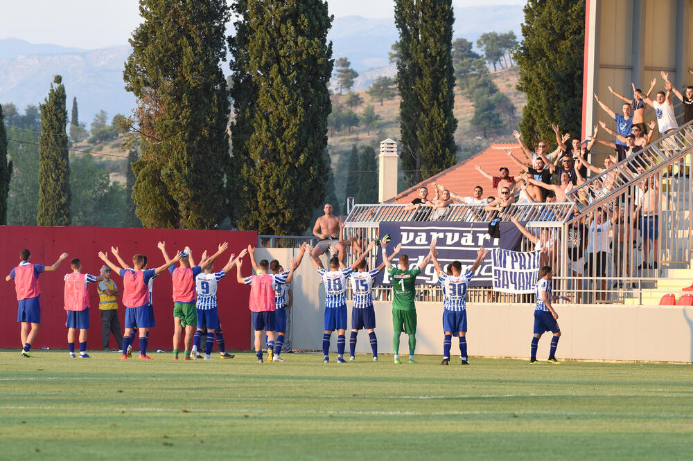 Fudbaleri Budućnosti proslavljaju pobjedu na DG areni, Foto: Savo Prelević