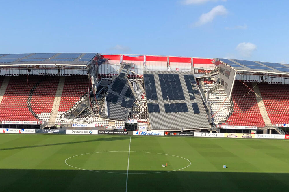 Srušeni dio krova na stadionu, Foto: Twitter.com/AZAlkmaar
