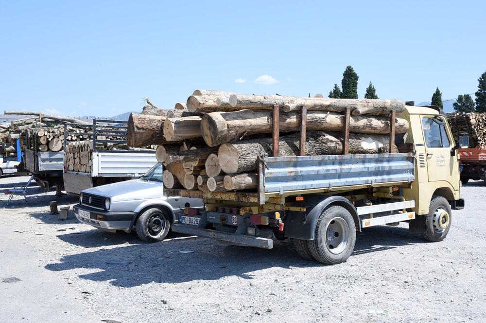Natovareni kamioni za prodaju na Tuškom putu u Podgorici, Foto: Zoran Đurić