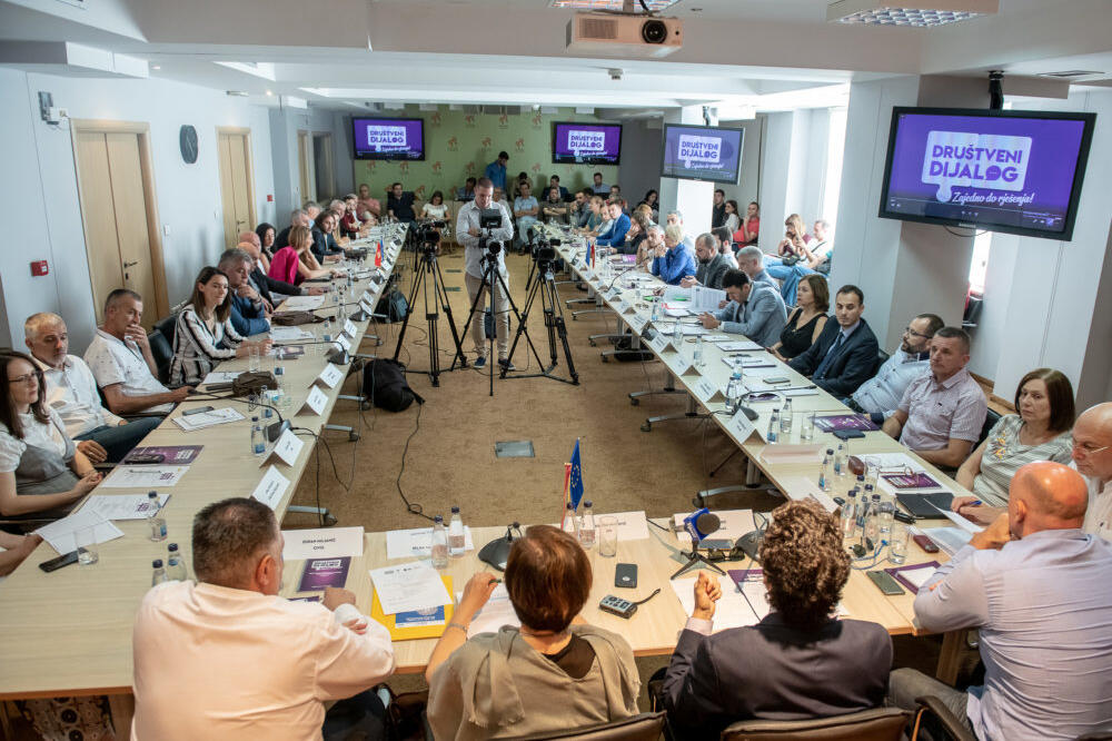 Sa okruglog stola u okviru projekta “Društveni dijalog - Zajedno do rješenja”, Foto: Mojbar.net