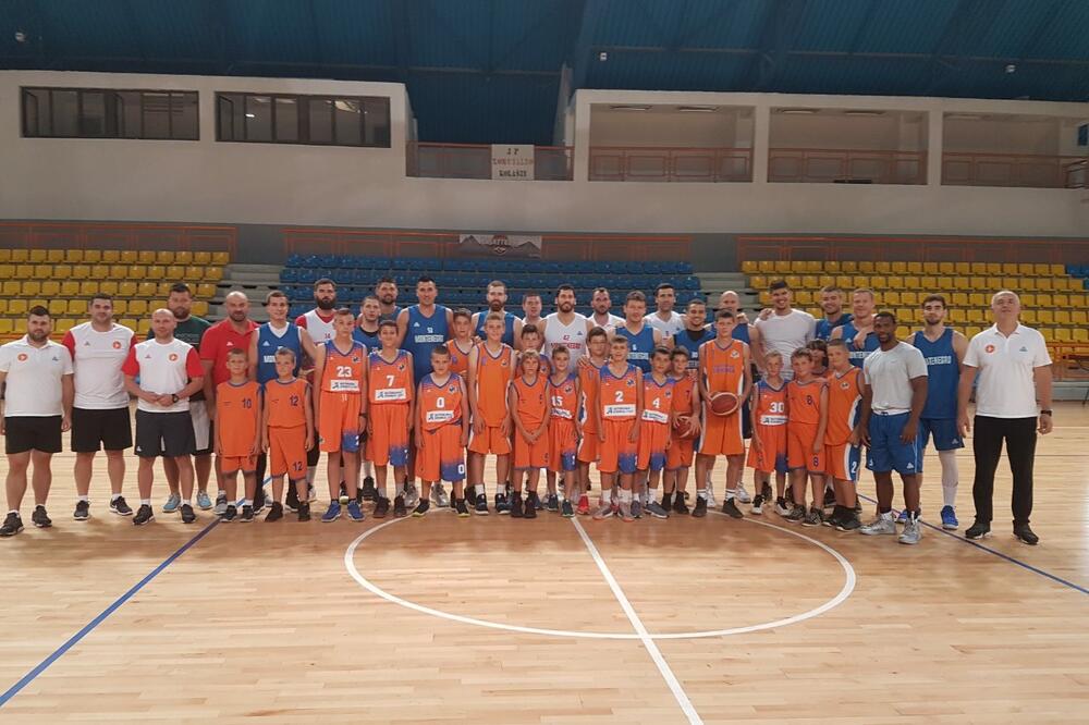 Mali košarkaši Gorštaka sa reprezentativcima Crne Gore