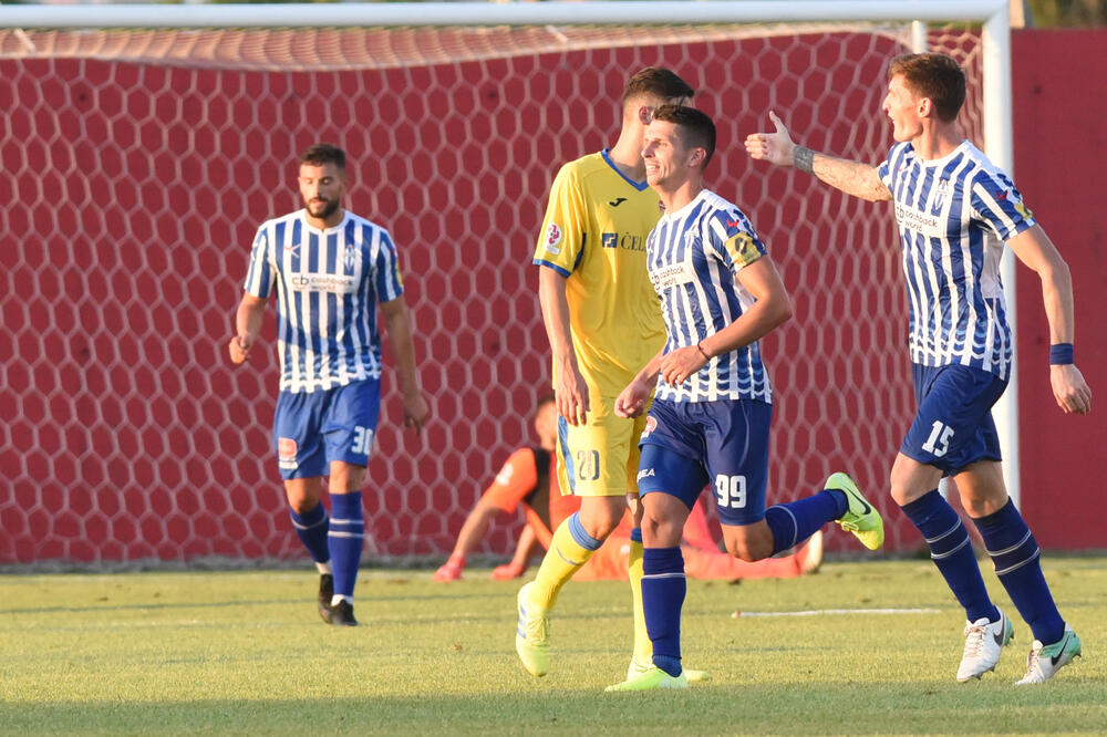Dejan Zarubica (u sredini) slavi gol sa Slavkom Damjanovićem, Foto: Savo Prelević
