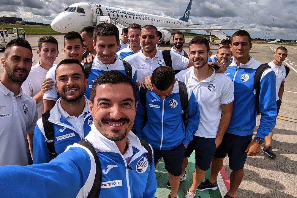 Fudbaleri Sutjeske po slijetanju u Belfast