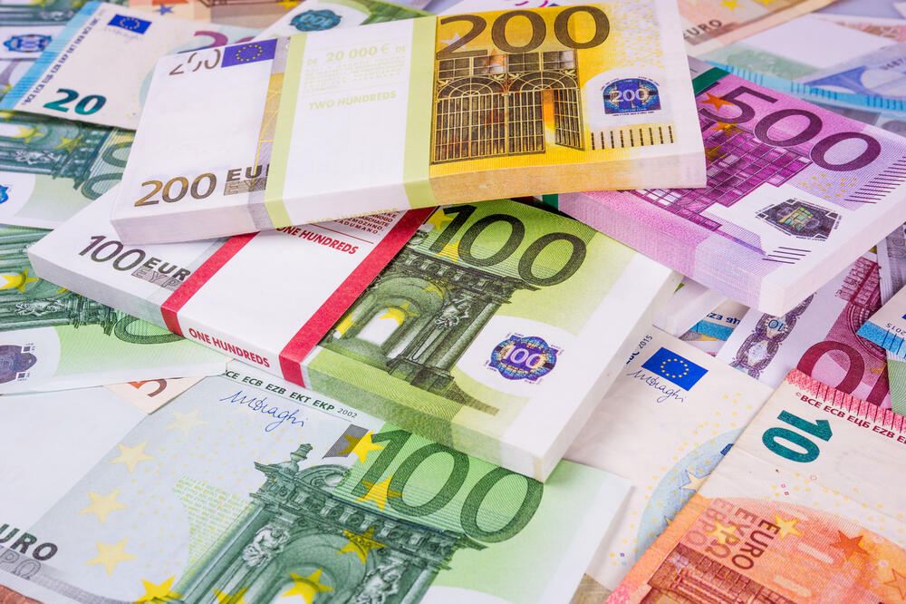 Za tri mjeseca na plaćanje kamata otišla 34 miliona eura. U dolarima 20 odsto duga (Ilustracija), Foto: Shutterstock