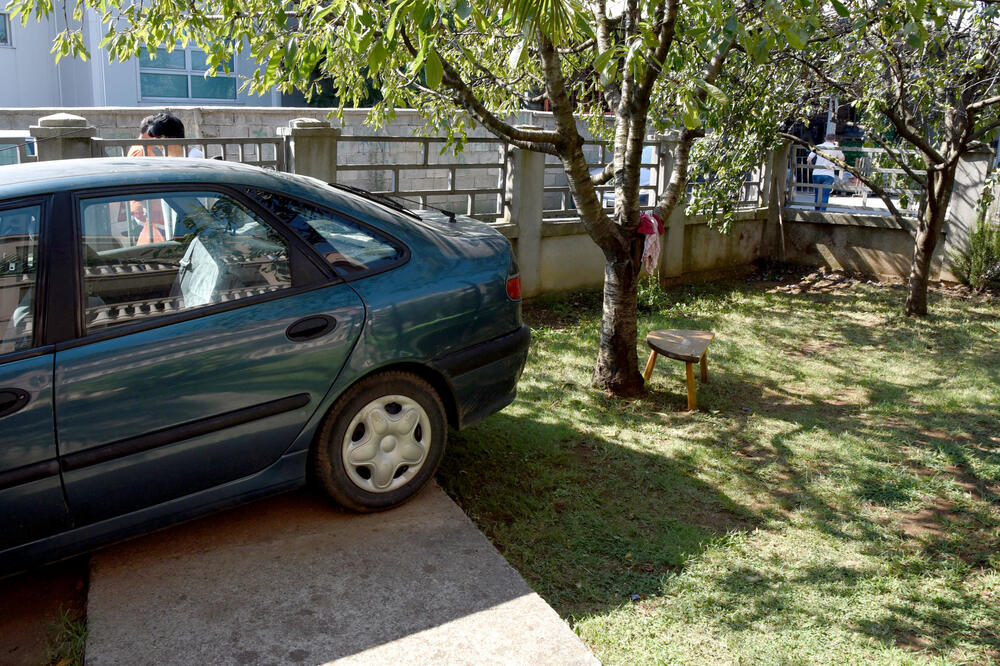 Dvorište službenika Kazneno popravnog doma u kome je aktivirana naprava, Foto: Zoran Đurić