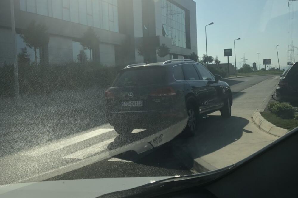 Nepropisno parkirano službeno vozilo, Foto: Čitalac Vijesti