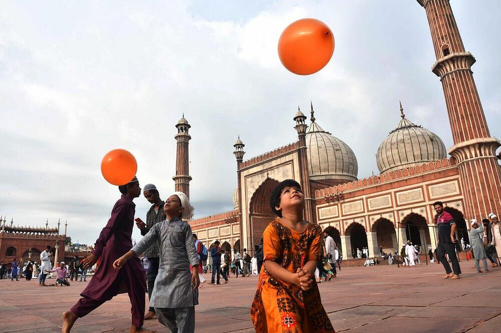 Mali Indijci se igraju nakon molitve ispred džamije Jama Masjid u Nju Delhiju, Foto: EPA