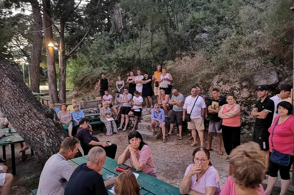 Sa zbora mještana u Perastu, Foto: Privatna arhiva