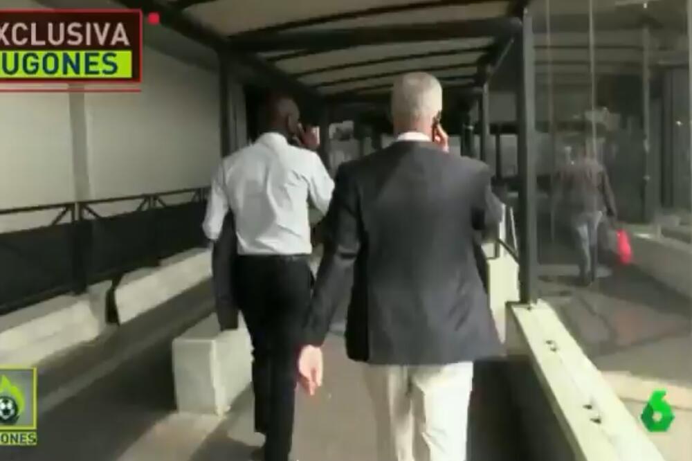 Erik Abidal i Havijer Bordas na aerodromu „Šarl de Gol”, Foto: Prinstscreen