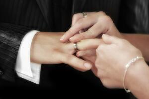 Zašto se zapravo vjenčani prsten nosi na četvrtom prstu lijeve...