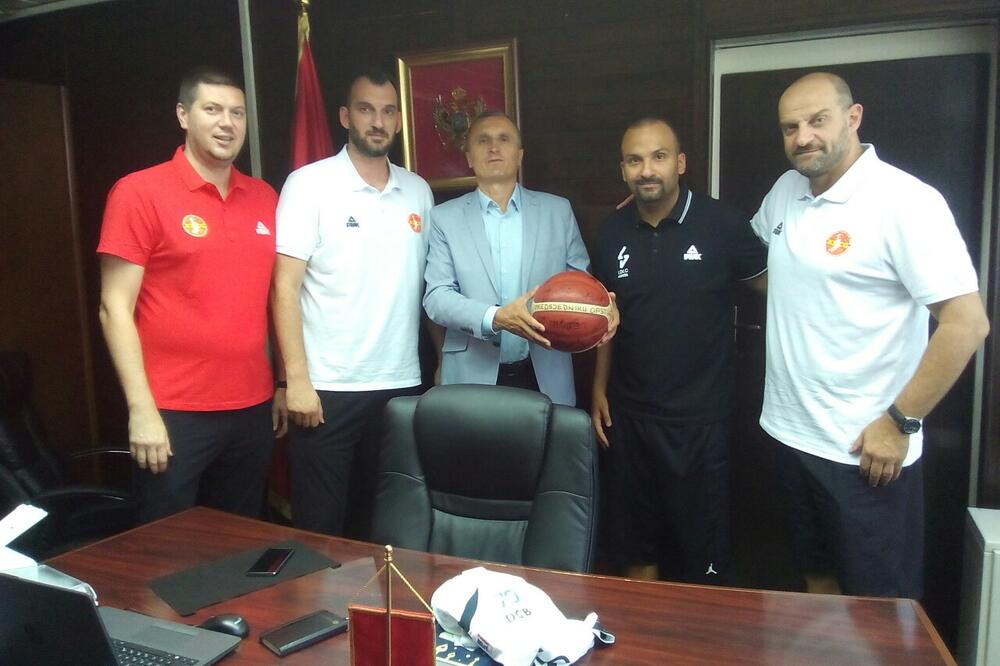 Bulatović sa predstavnicima reprezentacije CG i Asvela, Foto: Dragana Šćepanović