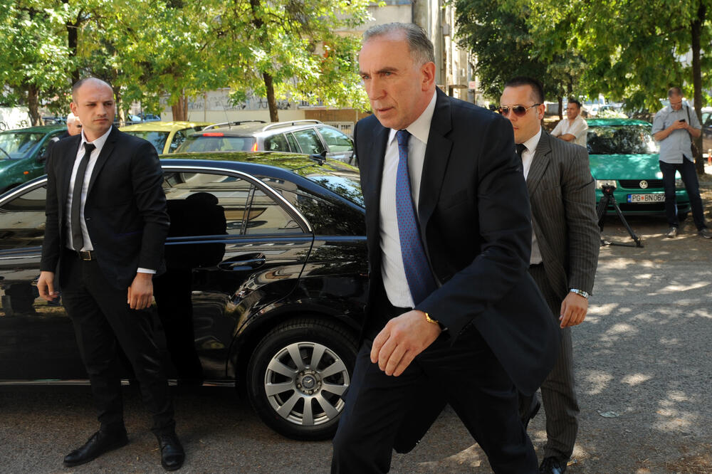 Nije znao da li ga prate zbog oca: Ivica Stanković sa obezbjeđenjem (arhiva), Foto: Savo Prelević