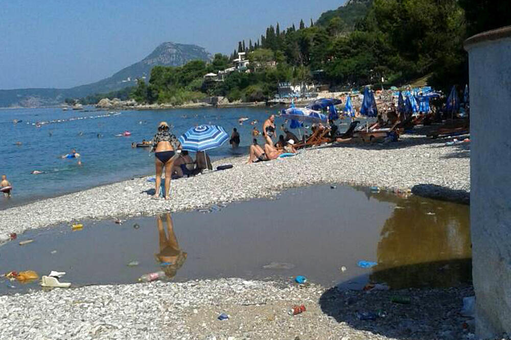 Fekalije na plaži, Foto: Čitalac "Vijesti"