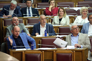 Uh, koliko puta su obećali ostavku ako "vođa" ne bude gotov