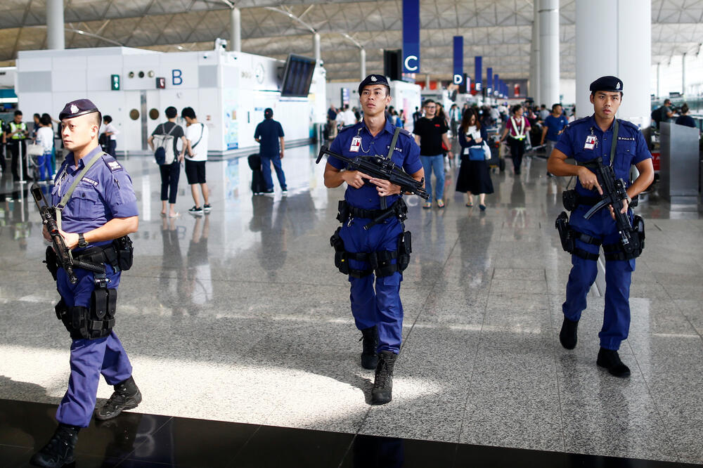 Policija na aerodomu u Hongkongu, Foto: Reuters