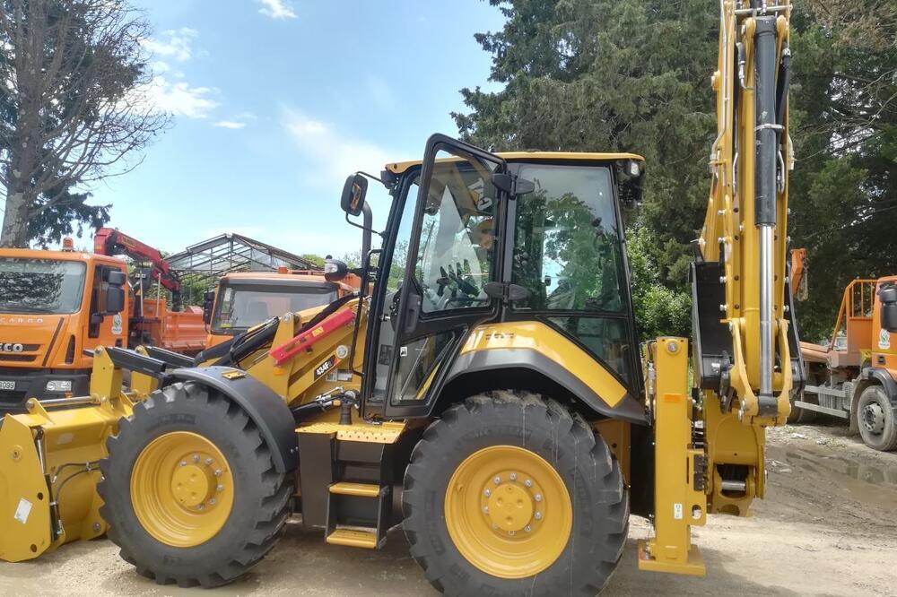 Nova mašina sa utovarnom lopatom koju je nabavilo Komunalno preduzeće, Foto: Siniša Luković