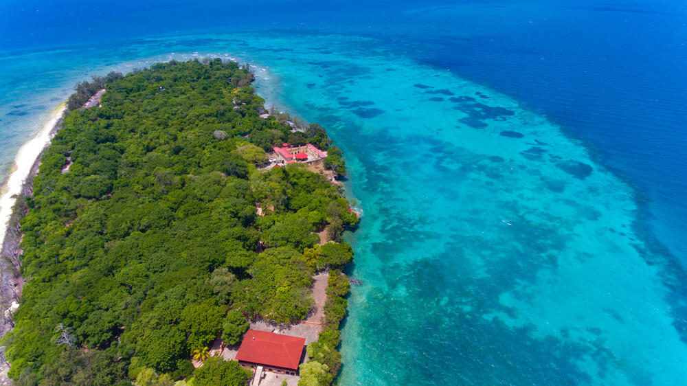 Ostrvo Čanguu, koje pripada Zanzibaru, egzotično je mjesto poznato po džinovskim kornjačama koje ga nastanjuju. Iako je na kartama upisan pod imenom Čanguu, mnogi turisti ga zovu Zatvorskim ostrvom (Prison Island) ili Ostrvom kornjača.Naziv Zatvorskoostrvo dobilo je zatvorskog kompleksa u kojem su nekada bili zatočeni robovi.