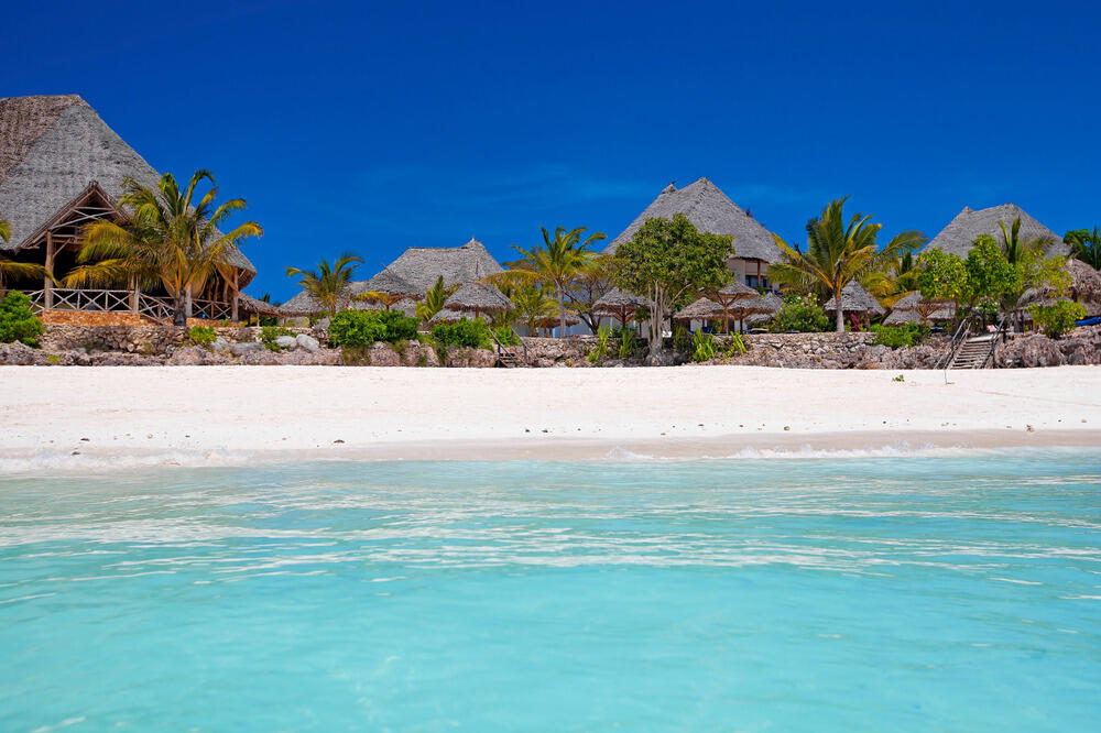 Ostrvo Čanguu, koje pripada Zanzibaru, egzotično je mjesto poznato po džinovskim kornjačama koje ga nastanjuju. Iako je na kartama upisan pod imenom Čanguu, mnogi turisti ga zovu Zatvorskim ostrvom (Prison Island) ili Ostrvom kornjača.Naziv Zatvorskoostrvo dobilo je zatvorskog kompleksa u kojem su nekada bili zatočeni robovi.