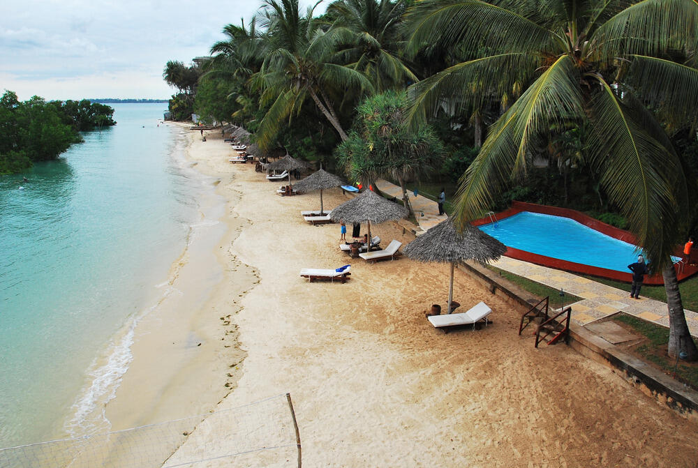 Ostrvo Čanguu, koje pripada Zanzibaru, egzotično je mjesto poznato po džinovskim kornjačama koje ga nastanjuju. Iako je na kartama upisan pod imenom Čanguu, mnogi turisti ga zovu Zatvorskim ostrvom (Prison Island) ili Ostrvom kornjača.Naziv Zatvorskoostrvo dobilo je zatvorskog kompleksa u kojem su nekada bili zatočeni robovi.
