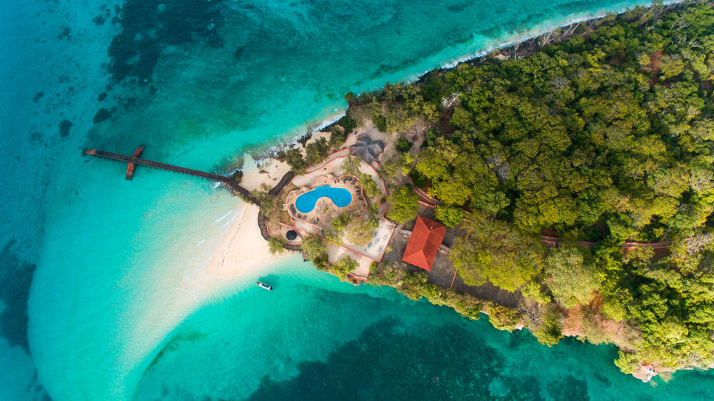 Ostrvo Čanguu, koje pripada Zanzibaru, egzotično je mjesto poznato po džinovskim kornjačama koje ga nastanjuju. Iako je na kartama upisan pod imenom Čanguu, mnogi turisti ga zovu Zatvorskim ostrvom (Prison Island) ili Ostrvom kornjača.Naziv Zatvorskoostrvo dobilo je zatvorskog kompleksa u kojem su nekada bili zatočeni robovi.