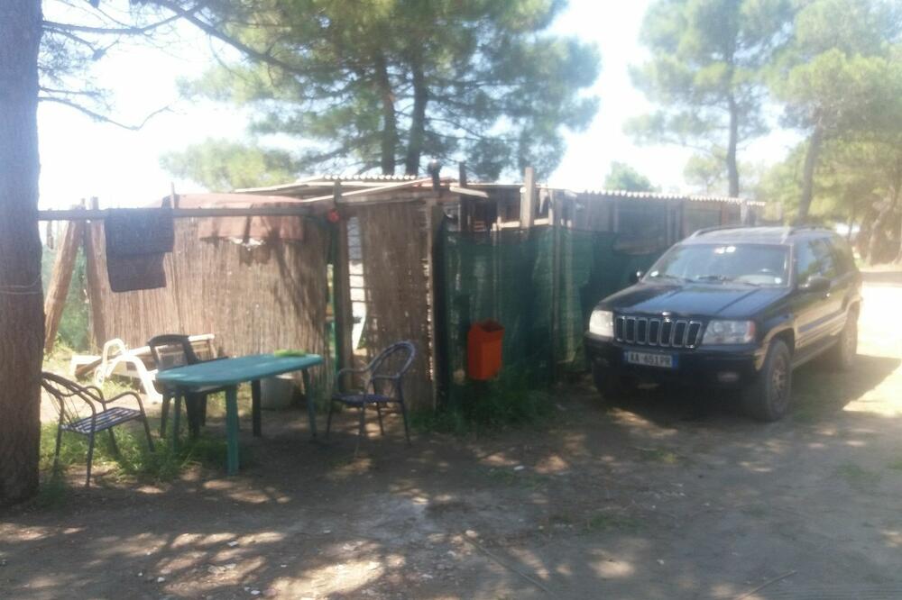 Izgradili kolibu “na divlje” i brane prolaz, Foto: Samir Adrović