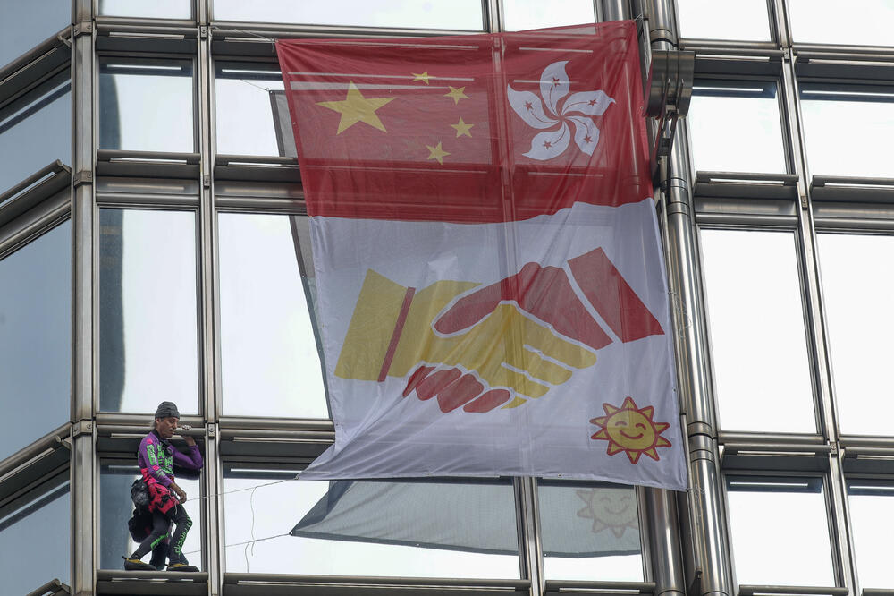 Rober razvio transparent na kojem su bile iscrtane kineska i hongkonška zastava, Foto: Beta/AP