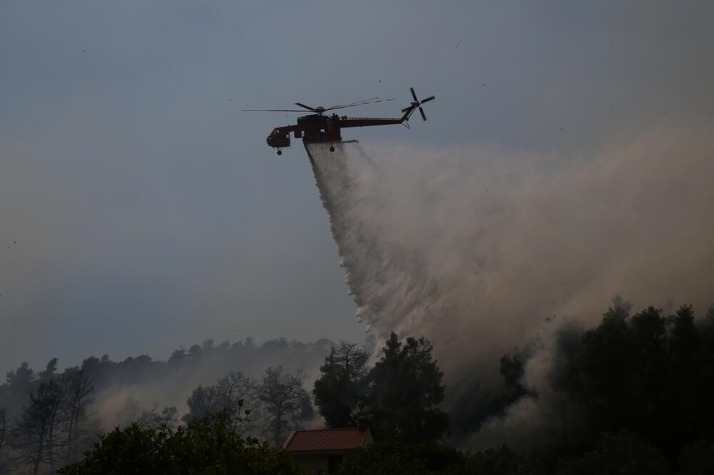 Blizu 400 vatrogasaca, sa 110 vozila, devet aviona i četiri helikoptera i dalje se danas bori da zaustave katastrofu, Foto: Reuters