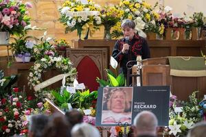 Udovac zapanjen brojem ožalošćenih na sahrani njegove supruge,...