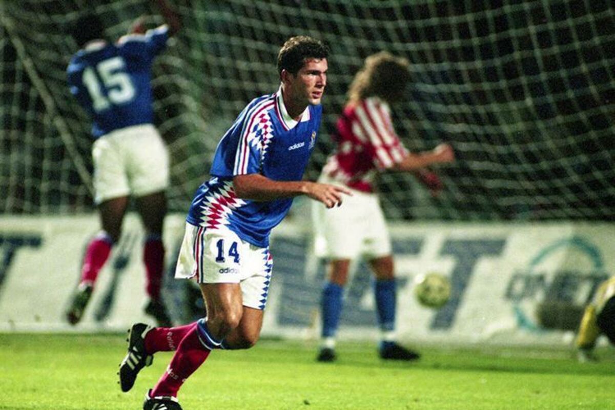 Французы играли. Zidane 1994. Зинедин Зидан 1994. Зидан сборная Франции 1998. Сборная Франции 1994.