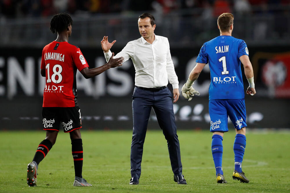 Trener Rena Stefan čestita Kamavingi, Foto: STEPHANE MAHE