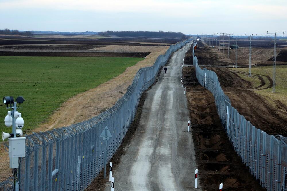 Bodljikava žica na granici Mađarske sa Srbijom, Foto: Reuters