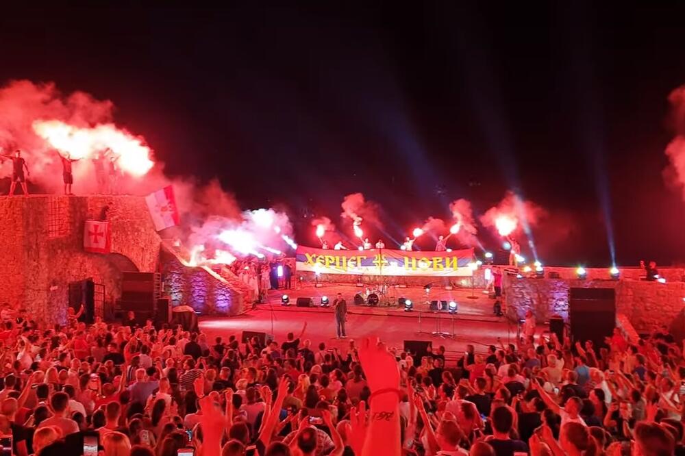 Sa nastupa u Herceg Novom, Foto: Screenshot/Youtube