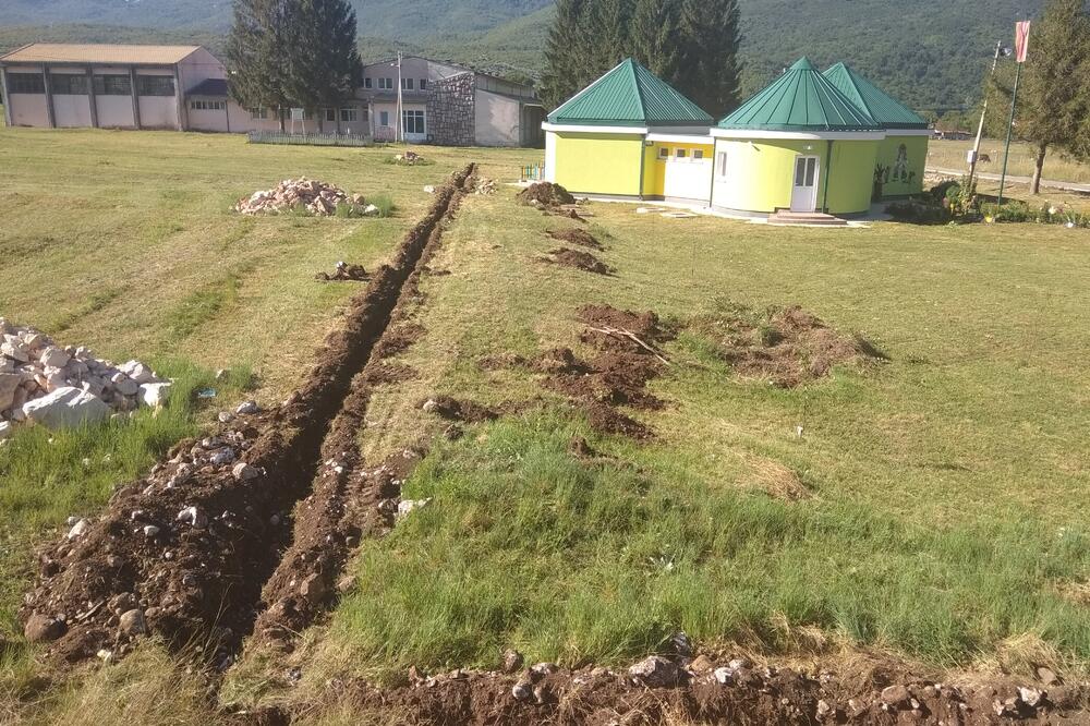 Radovi na podizanju ograde, Foto: MZ Župa